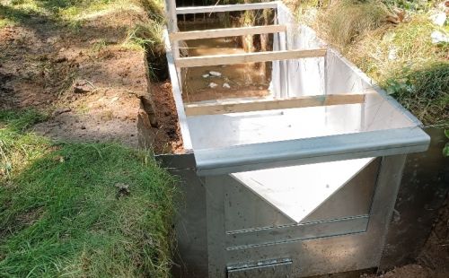 G.E.O.S. baut Messwehre am Roten Graben - neue Abfluss- und Gütedaten liefern Datenbasis für Sanierung