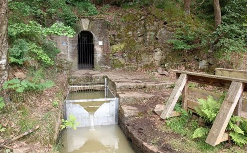 G.E.O.S. baut Messwehre am Roten Graben - neue Abfluss- und Gütedaten liefern Datenbasis für Sanierung