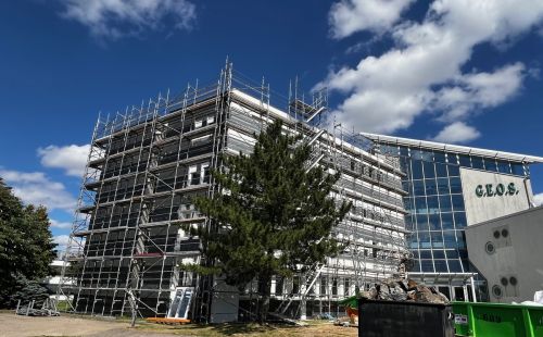 Photovoltaikanlage auf dem Firmendach:  G.E.O.S. investiert in Solarenergie, umfassende Sanierungsmaßnahmen in Halsbrücke