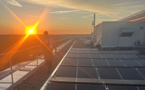 Photovoltaikanlage auf dem Firmendach:  G.E.O.S. investiert in Solarenergie, umfassende Sanierungsmaßnahmen in Halsbrücke