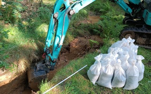 G.E.O.S. baut Messwehre am Roten Graben - neue Abfluss- und Gütedaten liefern Datenbasis für Sanierung