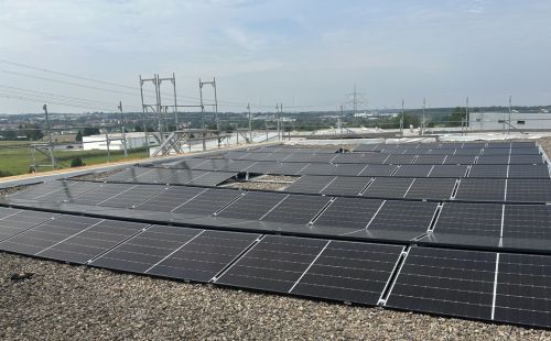 Photovoltaikanlage auf dem Firmendach:  G.E.O.S. investiert in Solarenergie, umfassende Sanierungsmaßnahmen in Halsbrücke