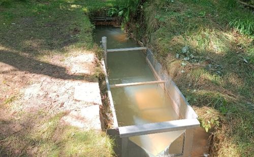 G.E.O.S. baut Messwehre am Roten Graben - neue Abfluss- und Gütedaten liefern Datenbasis für Sanierung